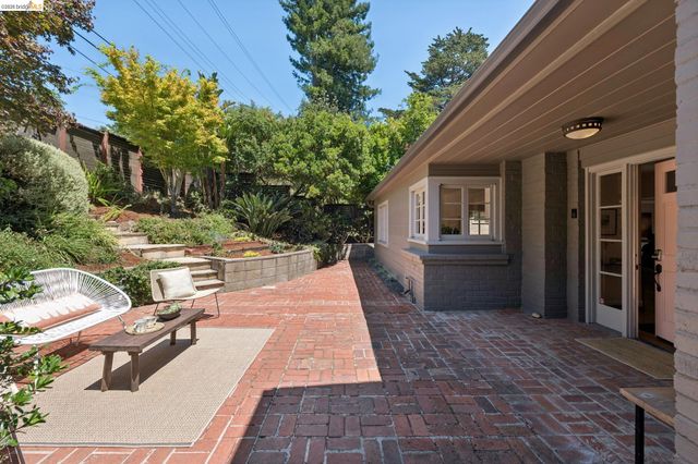 2339 Thackeray Dr, Oakland, CA 94611