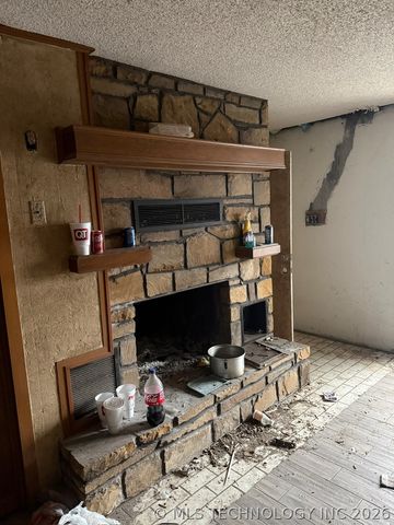 11201 S Edgewater Road, Claremore, OK 74017