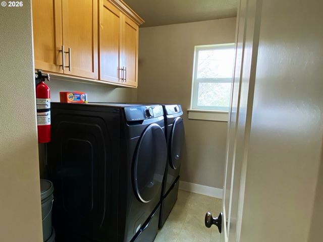 882 JACKIES Ln, Eugene, OR 97404