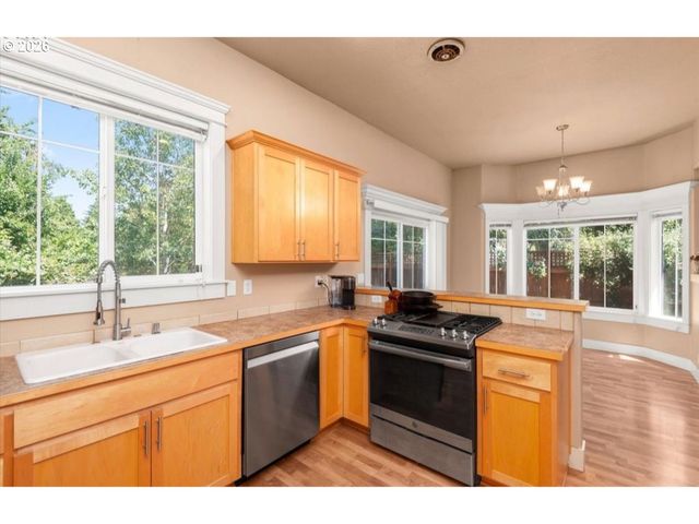 882 JACKIES Ln, Eugene, OR 97404