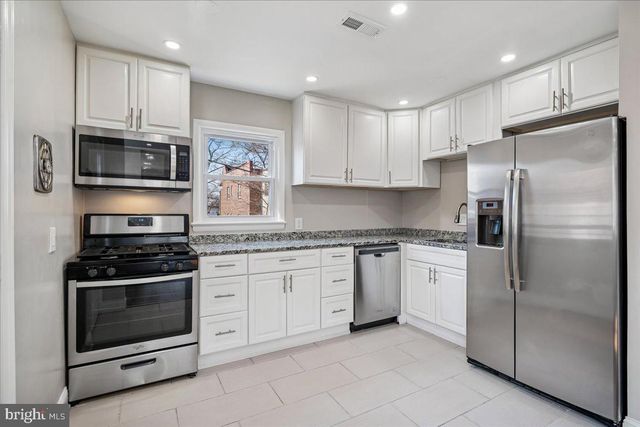 725 CROISSANT PL SE, Washington, DC 20019