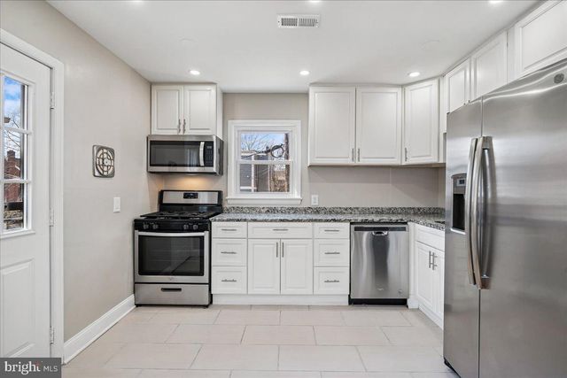 725 CROISSANT PL SE, Washington, DC 20019