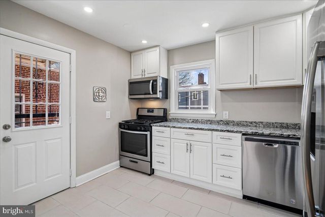 725 CROISSANT PL SE, Washington, DC 20019