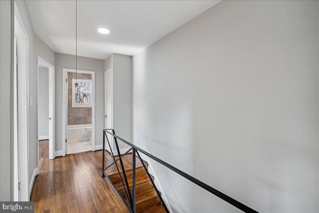 725 CROISSANT PL SE, Washington, DC 20019