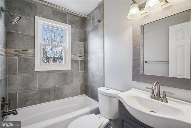 725 CROISSANT PL SE, Washington, DC 20019