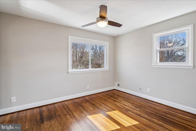 725 CROISSANT PL SE, Washington, DC 20019