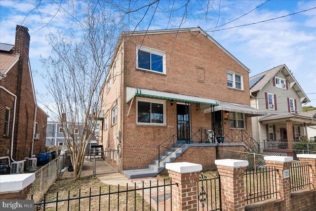 725 CROISSANT PL SE, Washington, DC 20019