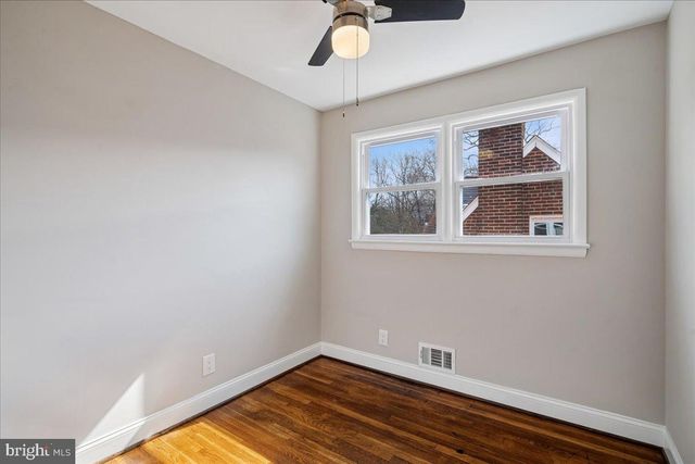 725 CROISSANT PL SE, Washington, DC 20019