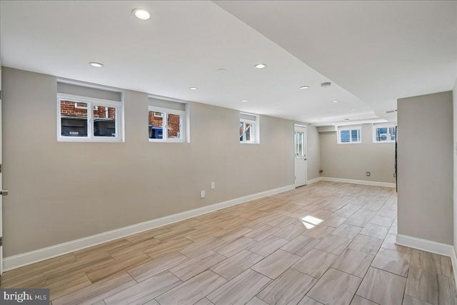 725 CROISSANT PL SE, Washington, DC 20019