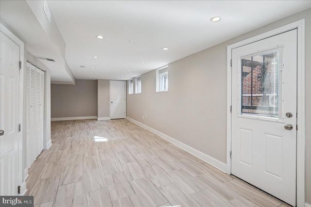 725 CROISSANT PL SE, Washington, DC 20019