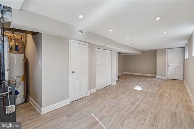 725 CROISSANT PL SE, Washington, DC 20019