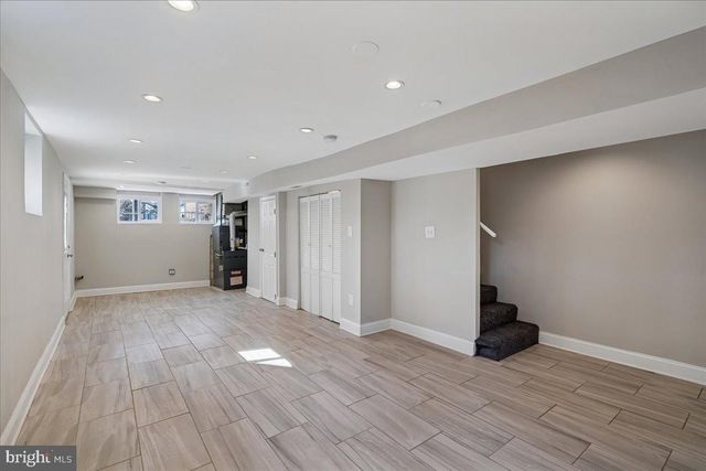 725 CROISSANT PL SE, Washington, DC 20019