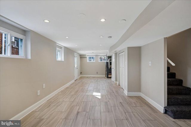 725 CROISSANT PL SE, Washington, DC 20019