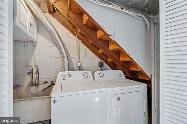 725 CROISSANT PL SE, Washington, DC 20019