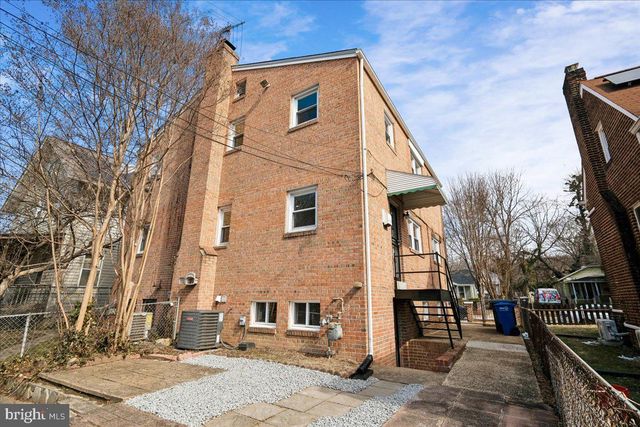 725 CROISSANT PL SE, Washington, DC 20019