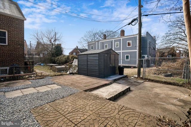 725 CROISSANT PL SE, Washington, DC 20019