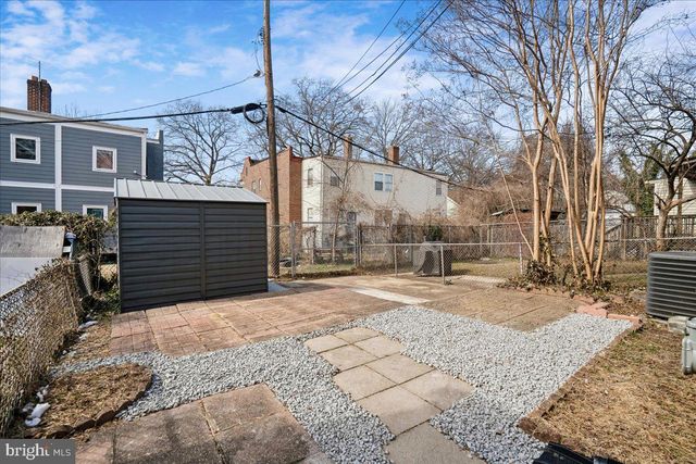 725 CROISSANT PL SE, Washington, DC 20019