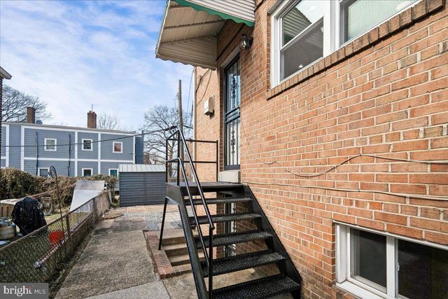 725 CROISSANT PL SE, Washington, DC 20019