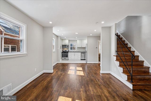 725 CROISSANT PL SE, Washington, DC 20019