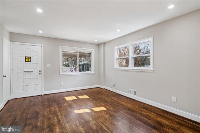 725 CROISSANT PL SE, Washington, DC 20019