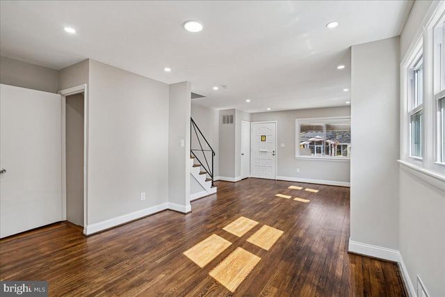 725 CROISSANT PL SE, Washington, DC 20019