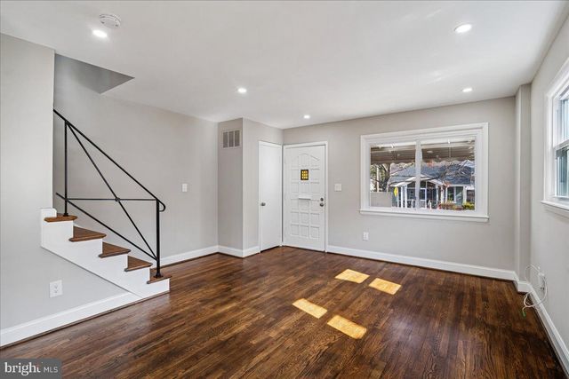 725 CROISSANT PL SE, Washington, DC 20019