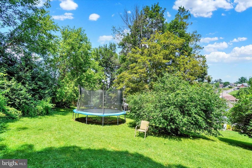 38 E PENNSYLVANIA AVE, Yoe, PA 17313