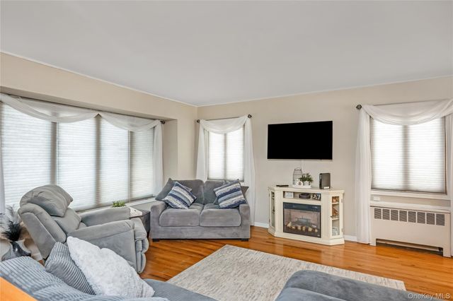 75 N Sloan Drive N, Valley Stream, NY 11580