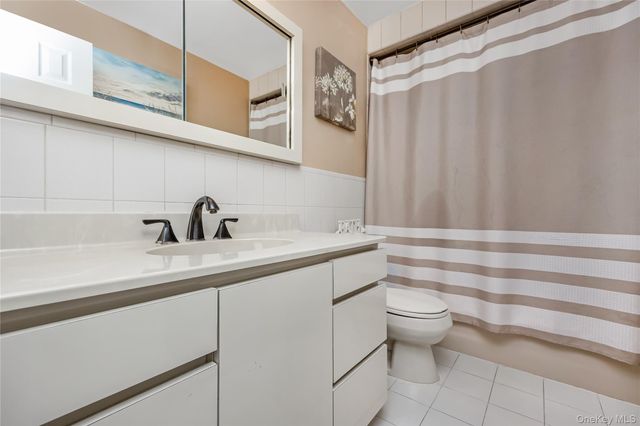 75 N Sloan Drive N, Valley Stream, NY 11580