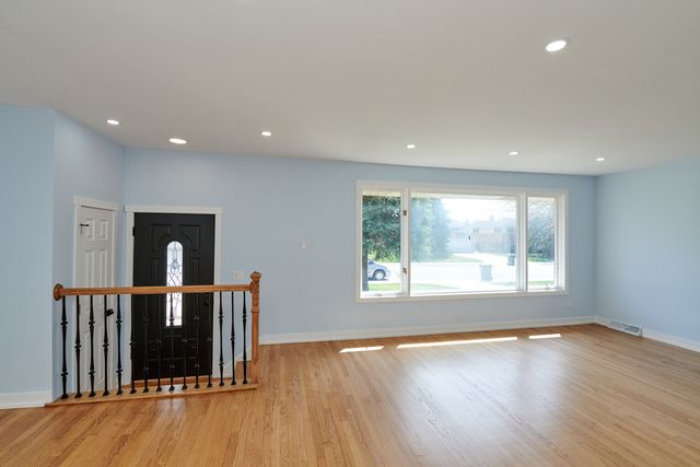 8544 W Roseview Drive, Niles, IL 60714