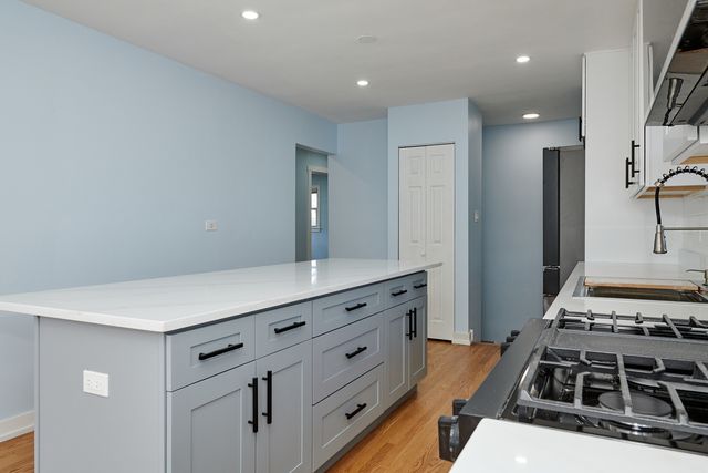 8544 W Roseview Drive, Niles, IL 60714