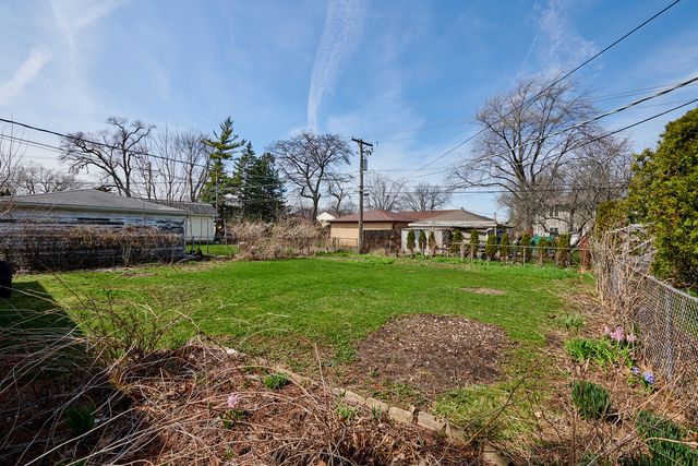 8544 W Roseview Drive, Niles, IL 60714