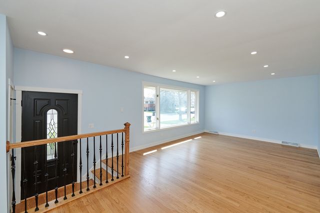 8544 W Roseview Drive, Niles, IL 60714