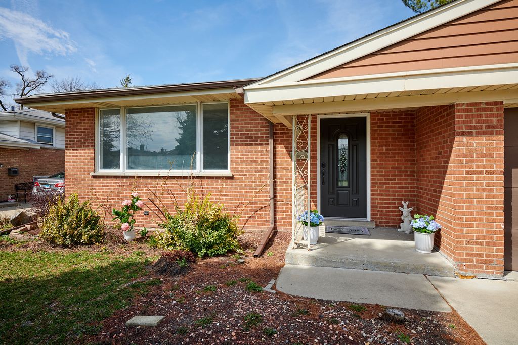 8544 W Roseview Drive, Niles, IL 60714