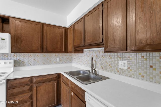 2221 W FARMDALE Avenue 17, Mesa, AZ 85202