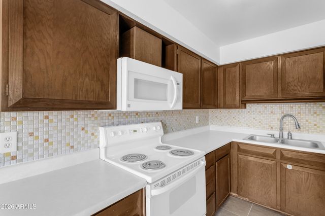 2221 W FARMDALE Avenue 17, Mesa, AZ 85202