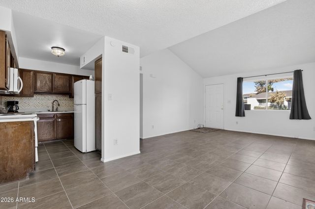 2221 W FARMDALE Avenue 17, Mesa, AZ 85202