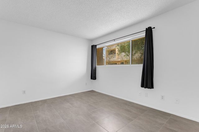 2221 W FARMDALE Avenue 17, Mesa, AZ 85202