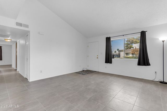 2221 W FARMDALE Avenue 17, Mesa, AZ 85202