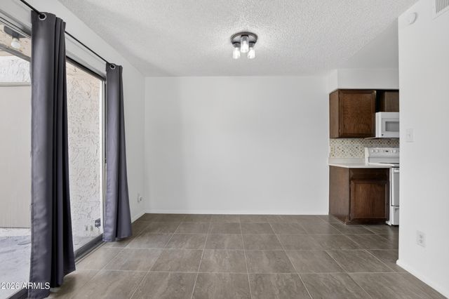 2221 W FARMDALE Avenue 17, Mesa, AZ 85202