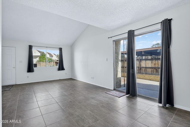 2221 W FARMDALE Avenue 17, Mesa, AZ 85202