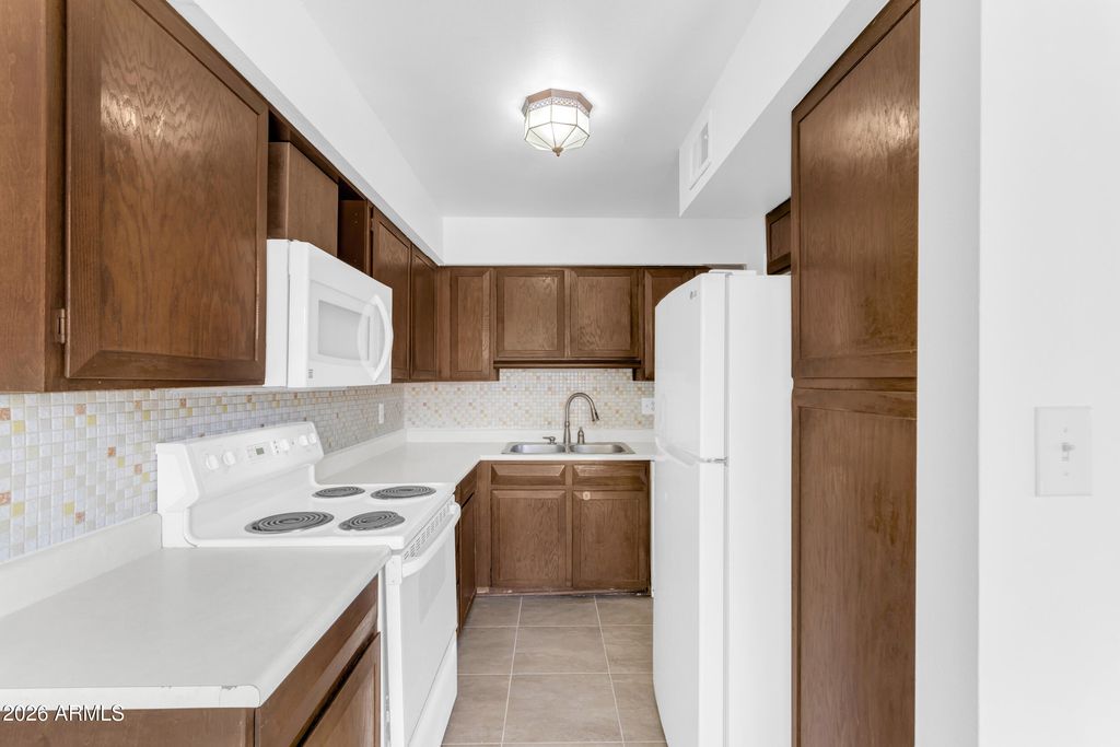 2221 W FARMDALE Avenue 17, Mesa, AZ 85202