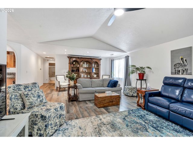 389 Nw SADIE Ct, Hillsboro, OR 97124