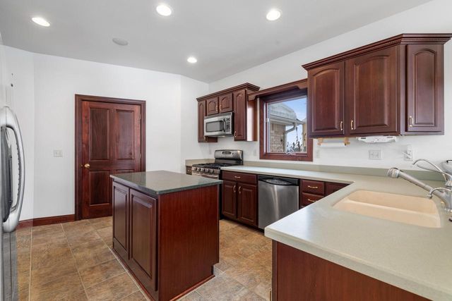 145 Victoria CIRCLE, Union Grove, WI 53182