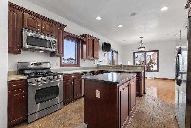 145 Victoria CIRCLE, Union Grove, WI 53182