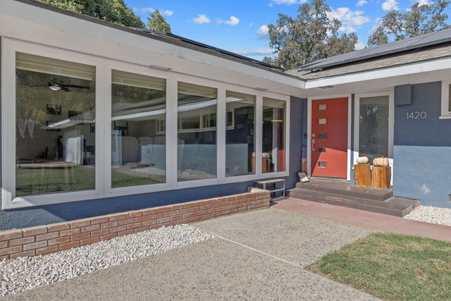 1420 W Meadow Avenue, Visalia, CA 93277