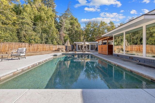 1420 W Meadow Avenue, Visalia, CA 93277