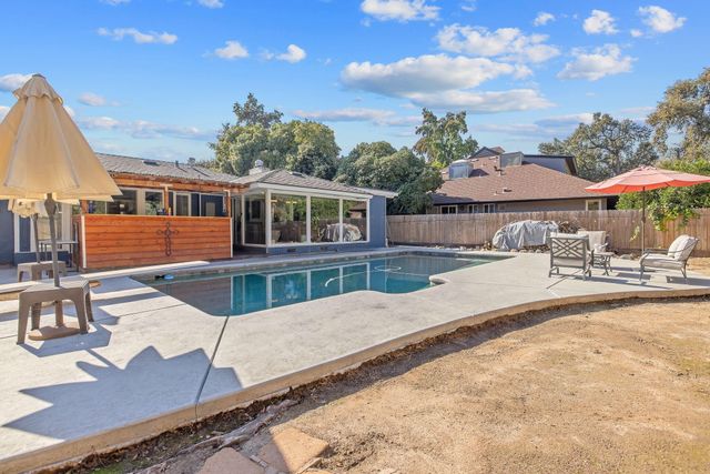 1420 W Meadow Avenue, Visalia, CA 93277