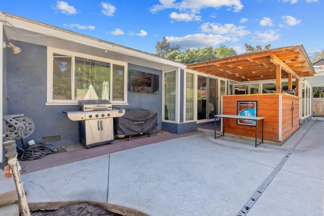 1420 W Meadow Avenue, Visalia, CA 93277