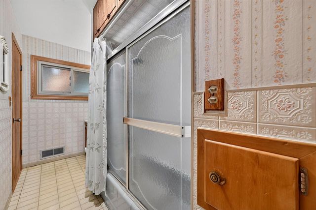 6527 S 18th STREET, Milwaukee, WI 53221